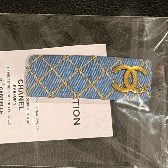 Authentic Chanel Denim Quilted Hair Clip GWP New - Picture 2 of 6